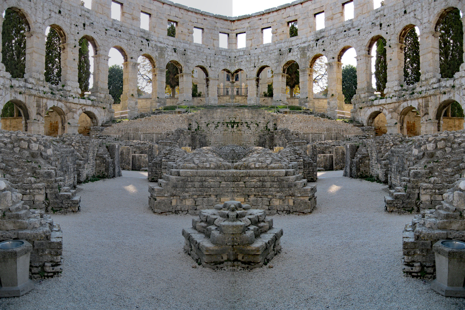 Amphitheater Pula-Gespiegelt