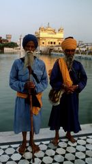 Amritsar - Pilgrims in front of the Golden Temple