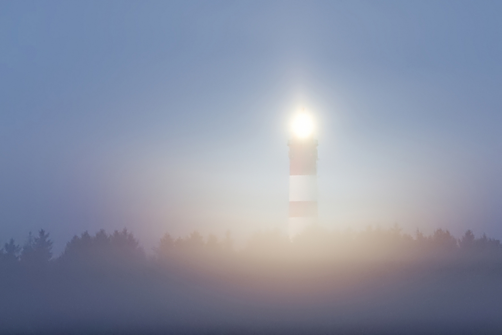 Amrum Leuchtturm im Morgennebel