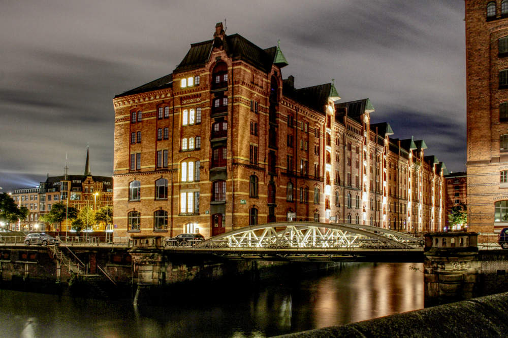 AmSandtorkai in Hamburg zur blauen Stunde.