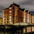 AmSandtorkai in Hamburg zur blauen Stunde.