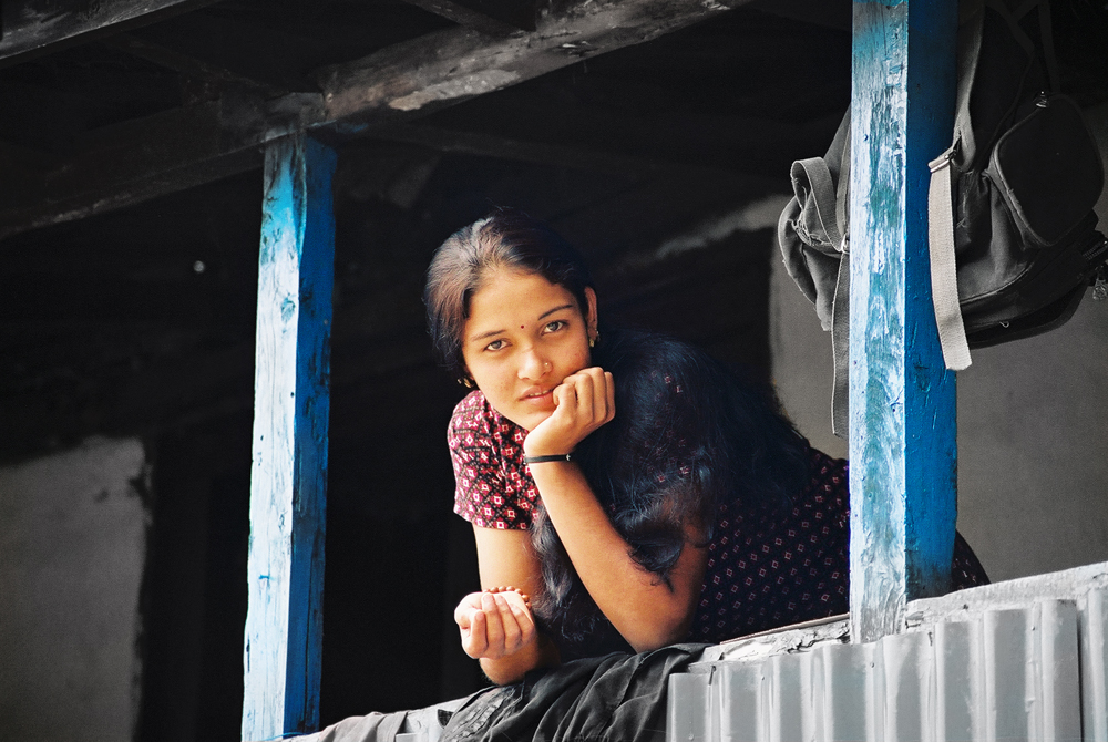 AMSARA jeune fille à son balcon Gyalthum NEPAL