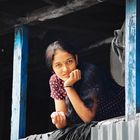 AMSARA jeune fille à son balcon Gyalthum NEPAL