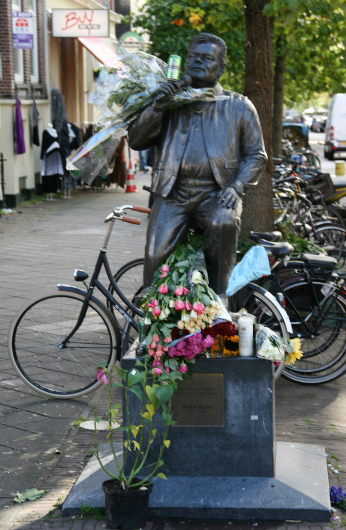 Amsterdam/ Albert Cuypt Markt- Alle verwelkt...na dann Prost !