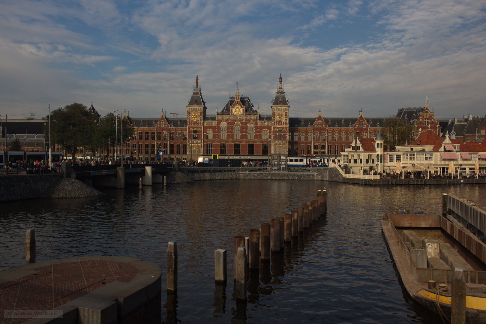 Amsterdam Bahnhof im Abendlicht