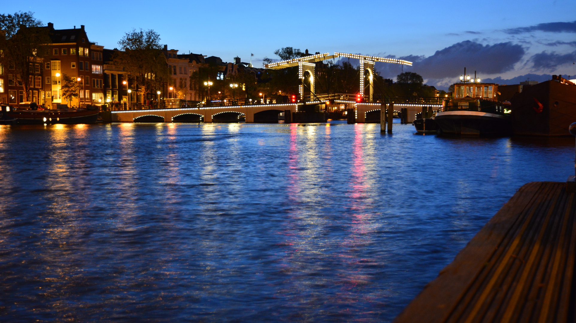 Amsterdam, die magere Brug bei Nacht