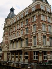 Amsterdam: eines der Hochpreishotels an der Gracht