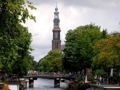 Amsterdam: Gracht und Kirche und Leben