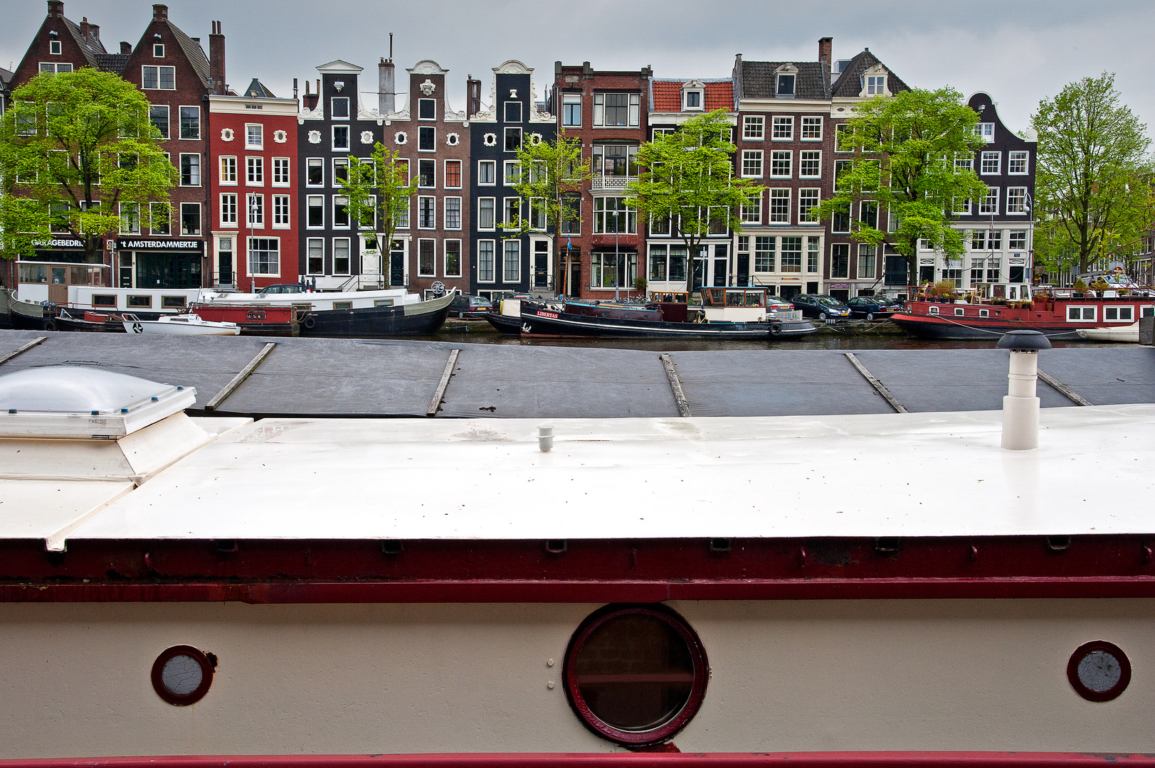 Amsterdam, Hausboot im Vordergrund