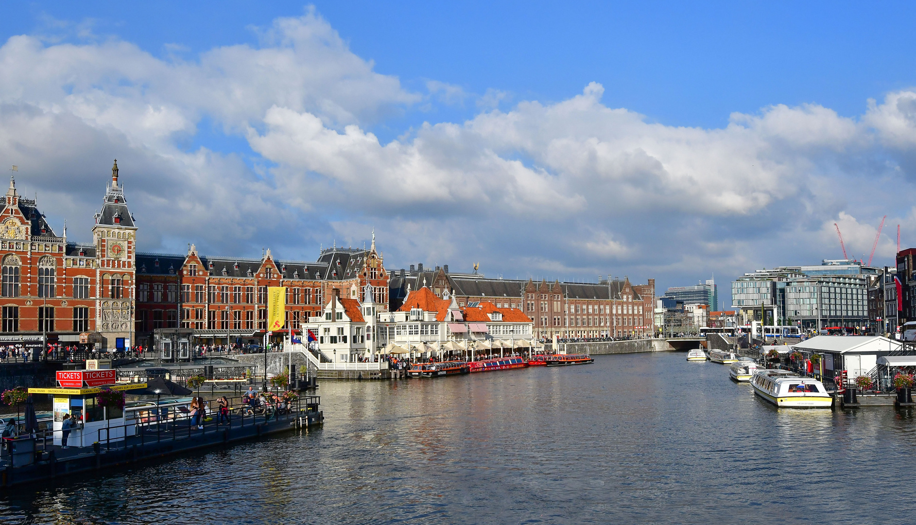 Amsterdam im Grachtenviertel mit Blick zum Bahnhof