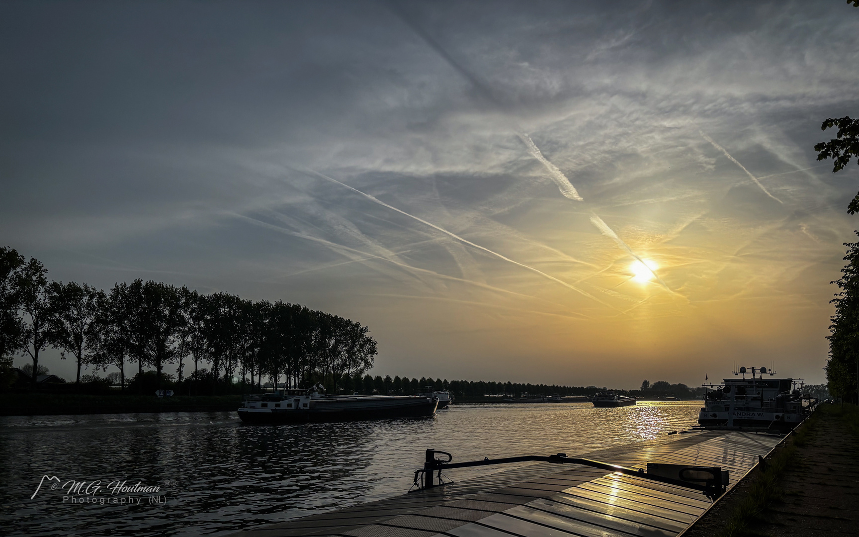 Amsterdam-Rhine-Kanal während des Sonnenuntergangs