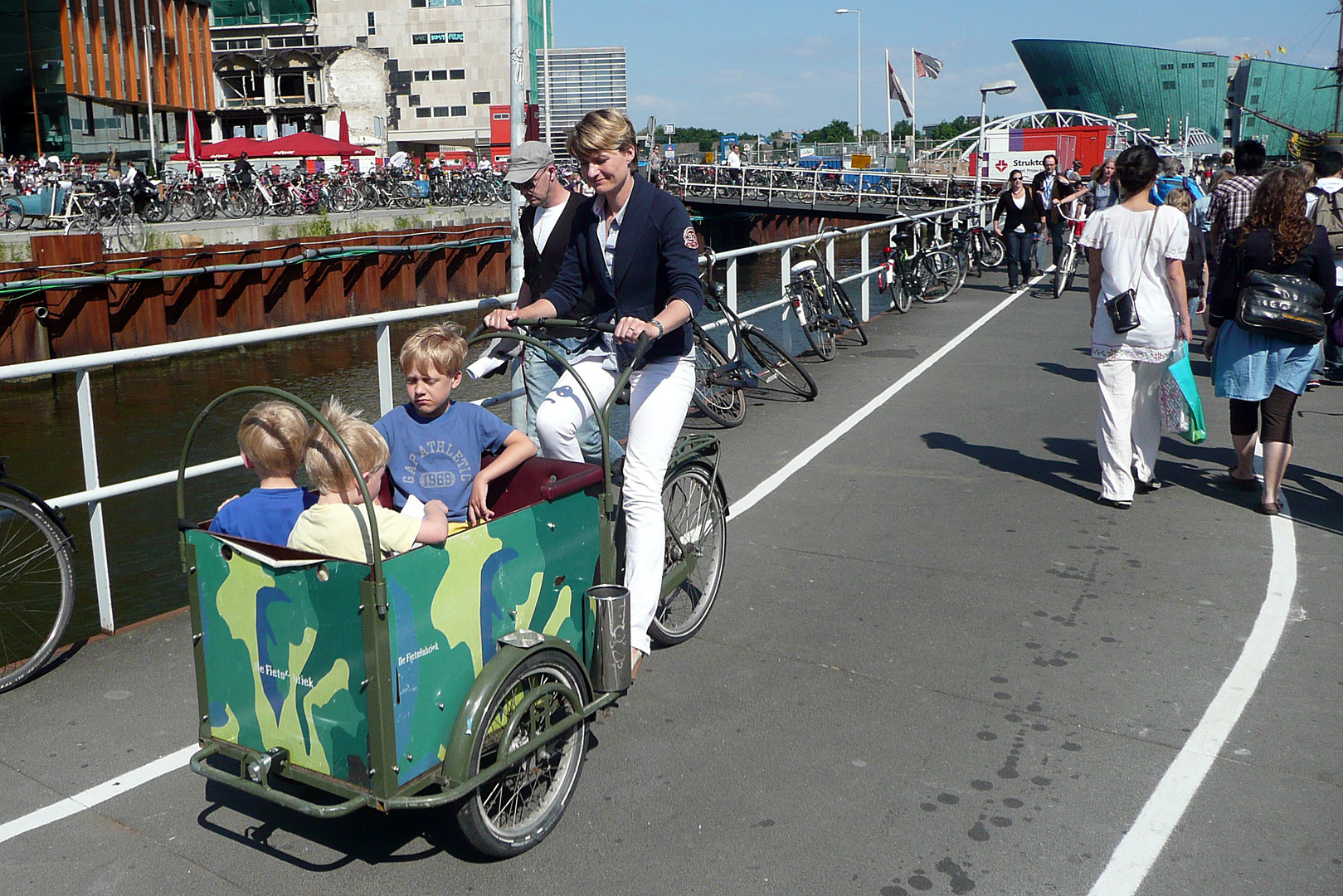 Amsterdam und seine Fahrräder: Sonderanfertigung mit Überrollbügel