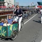 Amsterdam und seine Fahrräder: Sonderanfertigung mit Überrollbügel