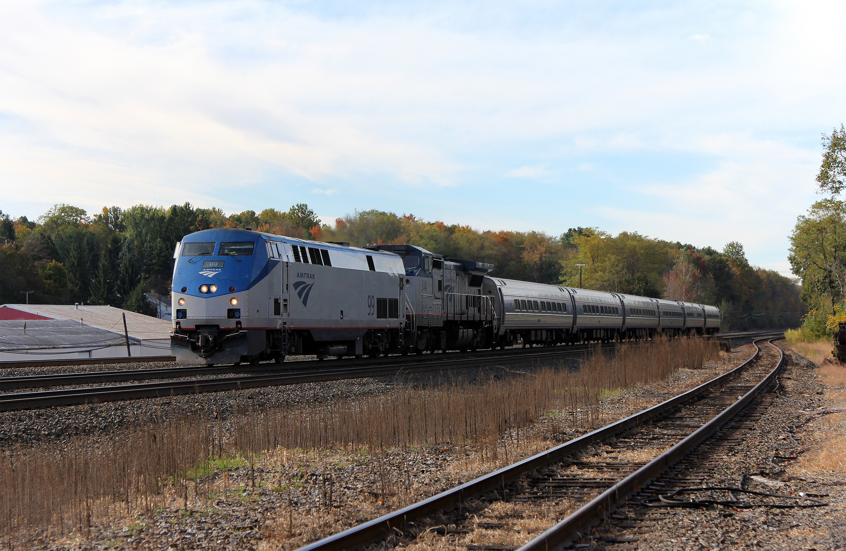 Amtrak AMTK#99 GE P42, AMTK#514 GE 8-32BHW passieren mit 6 Personenwagen Cresson, PA, USA