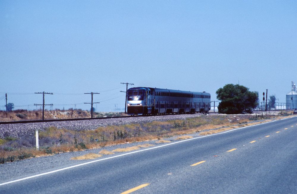 Amtrak California in der Mittagshitze das San Joaquin Valley nahe bei Hanford,CA
