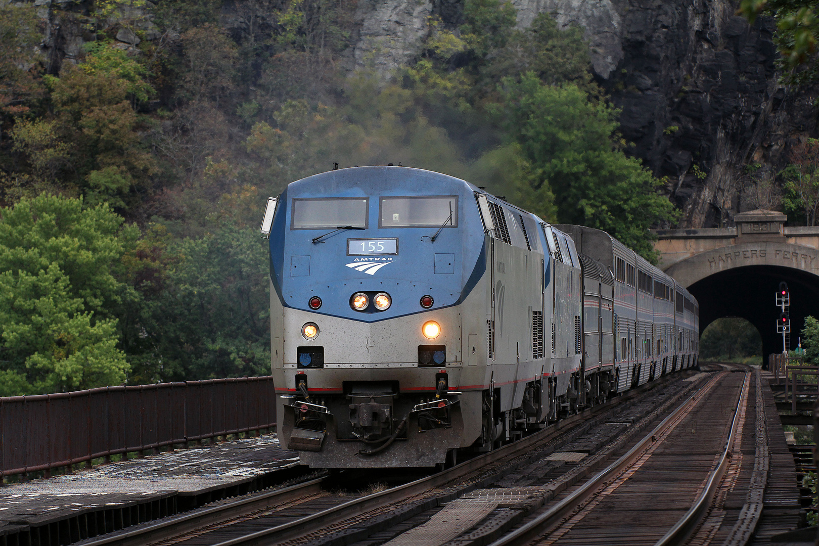 AMTRAK P42 Genesis AMTK#155 fährt in den Bahnhof von Harpers Ferry ein, West Virginia,USA