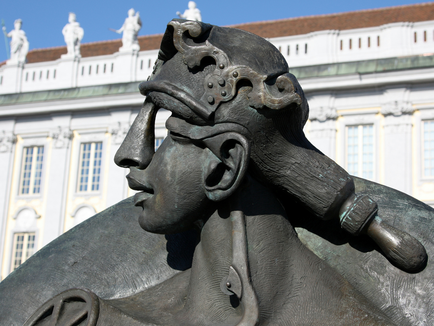 Amtsgericht Ansbach mit Skulptur