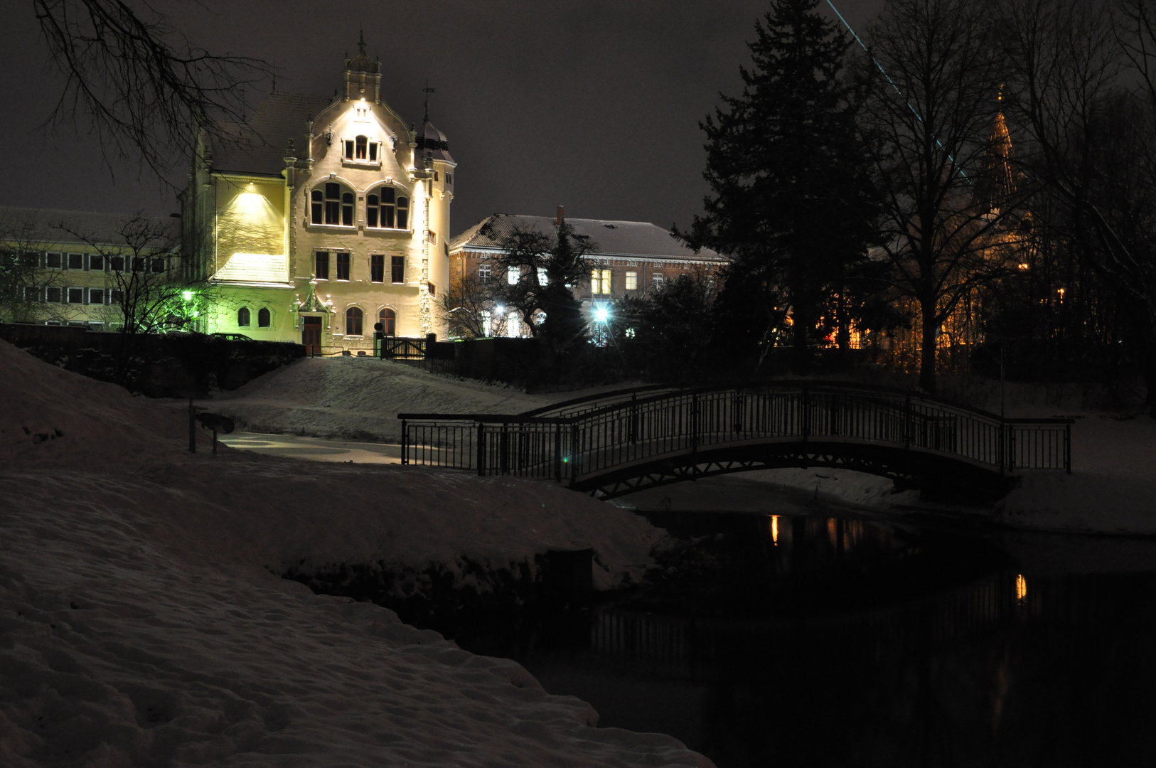Amtsgericht Neustadt bei Nacht und Schnee