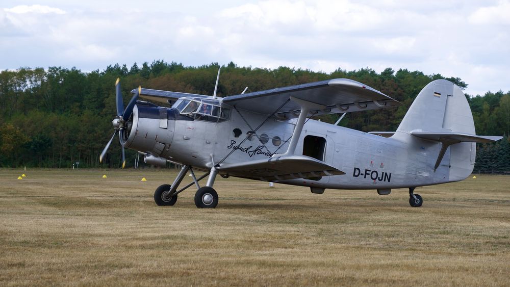 AN-2 auf dem Weg zur Startbahn