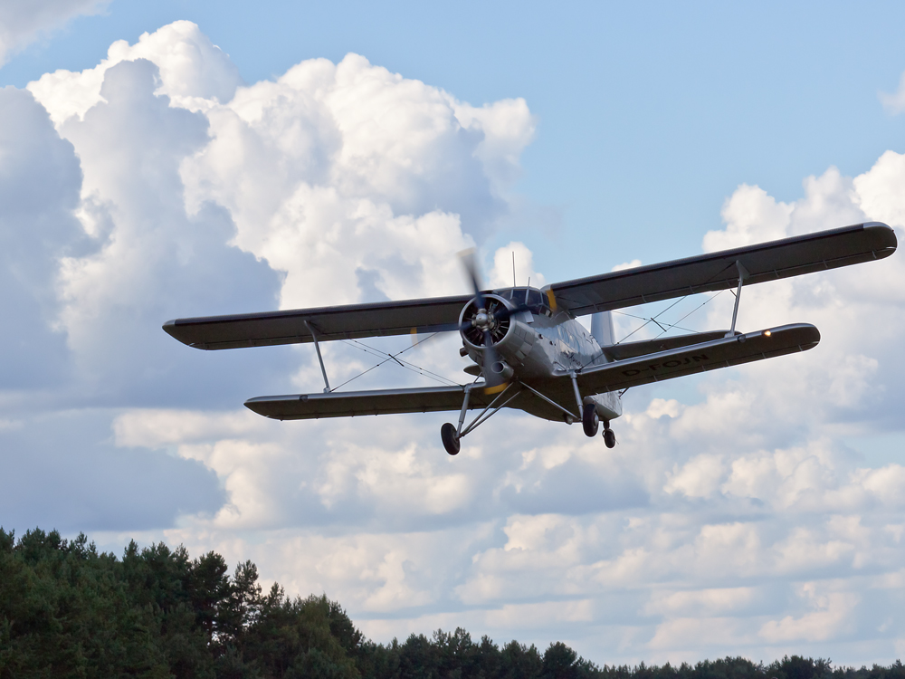 AN-2 im Überflug