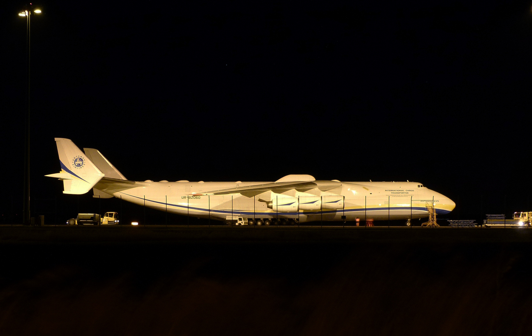 AN225 Foto & Bild leipzig, flugzeug, flughafen Bilder auf