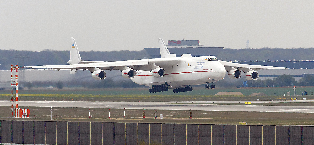 AN-225 Mrija ...