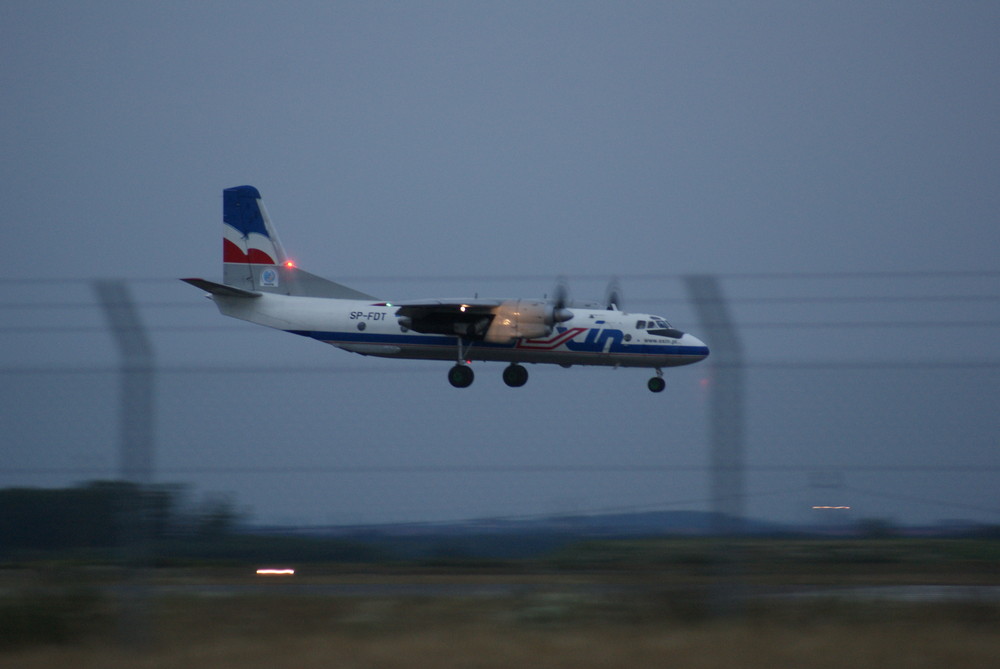 AN-26 im Anflug auf LEJ,ca.21:00 Uhr