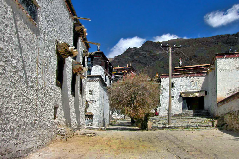 An alley in Shigatse