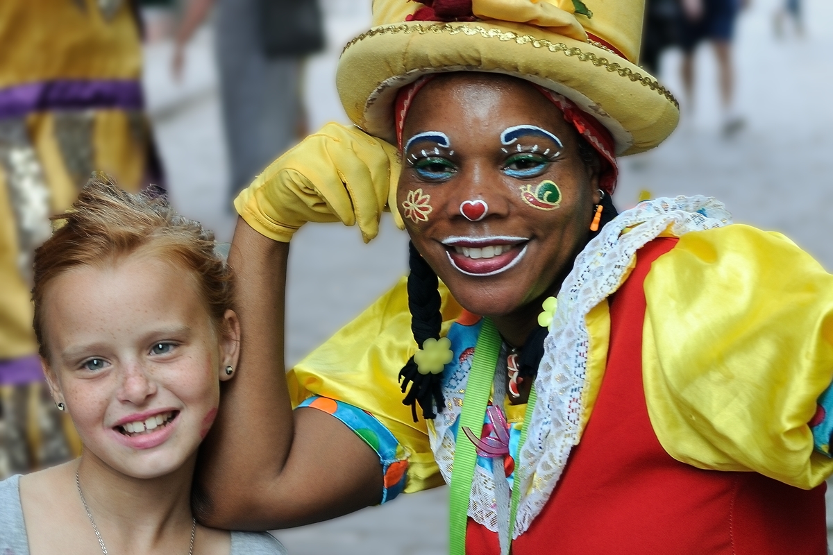 An animator and her young spectator