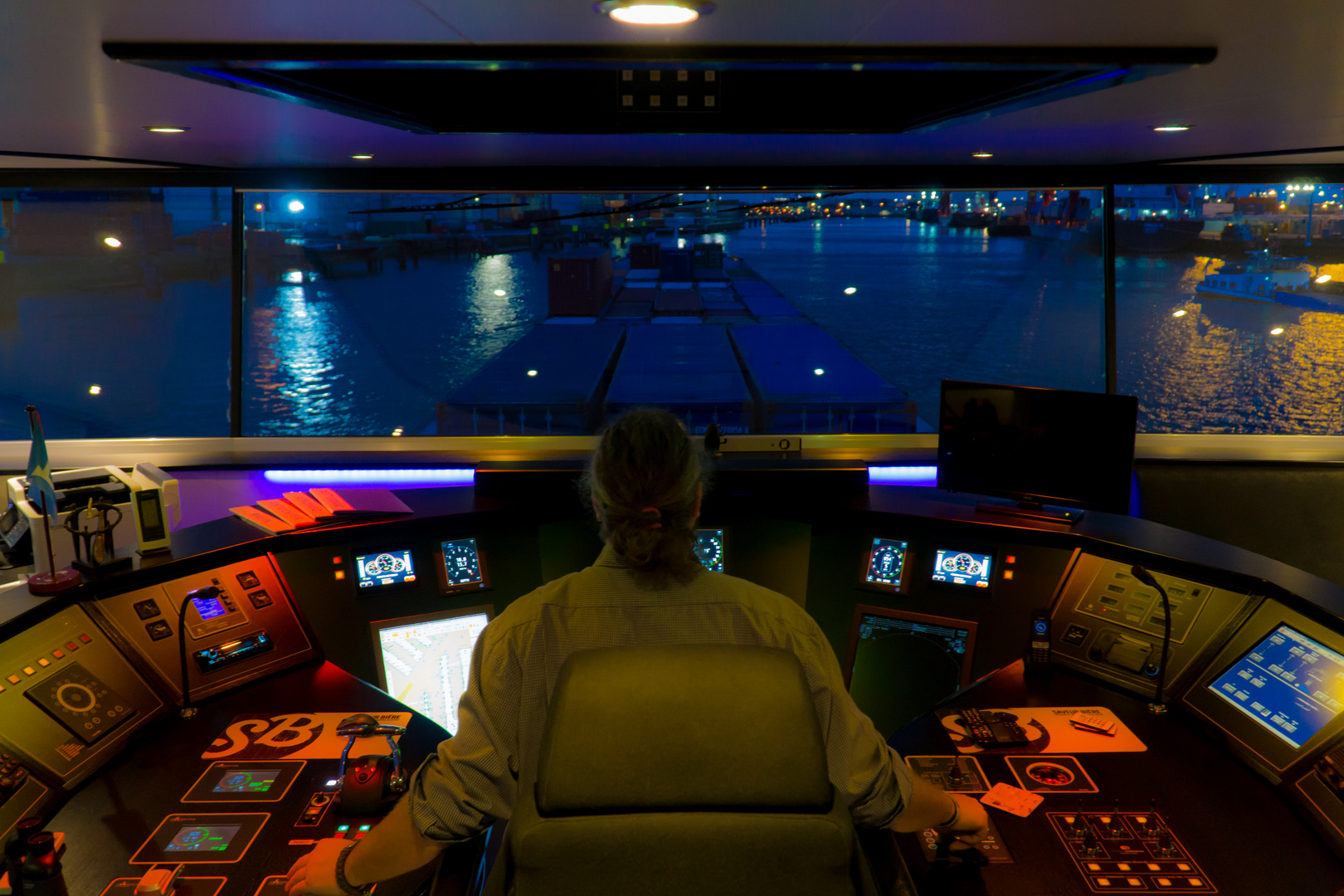 An Bord eines Binnen-Containerschiffes