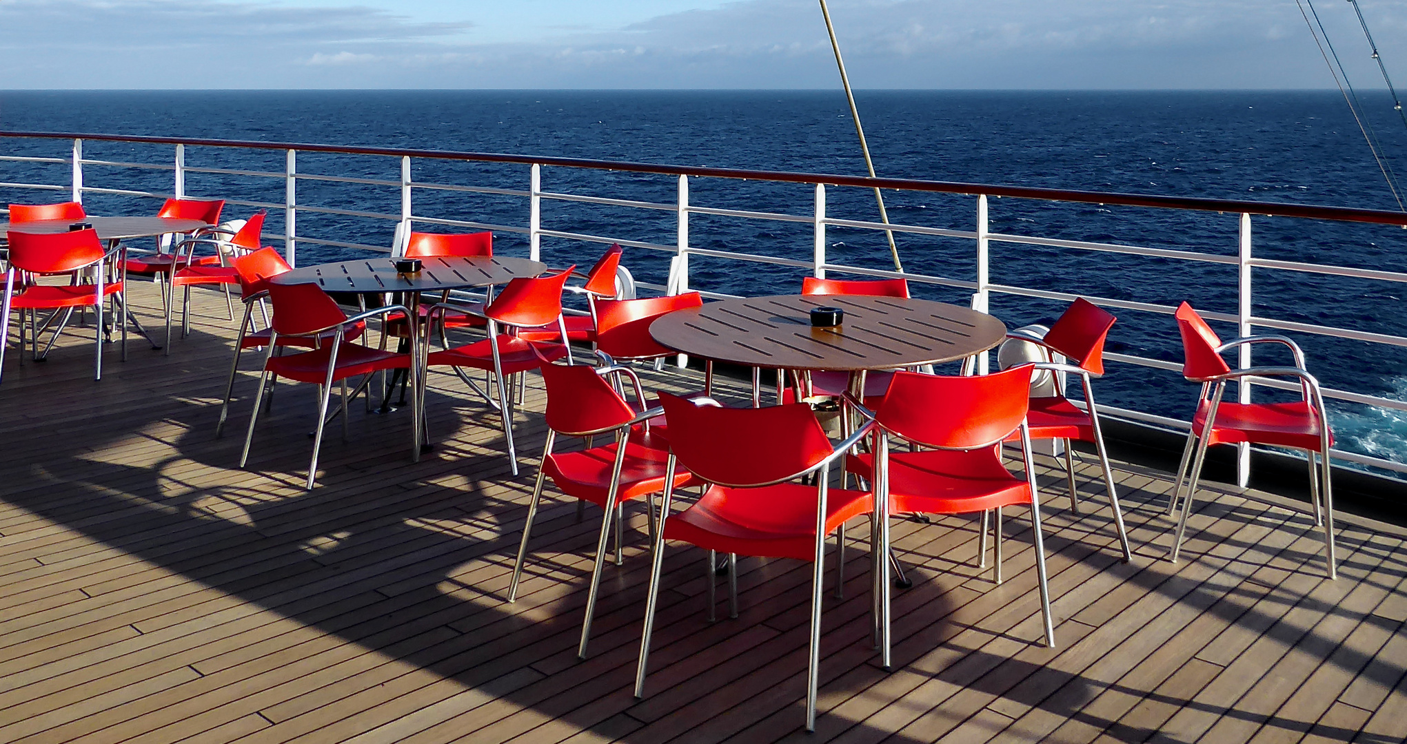 an Bord - red chairs