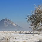 An dem Superwintertag mit der großen Fernsicht lag über dem Lovosch im Böhmischen Mitttelgebirge...