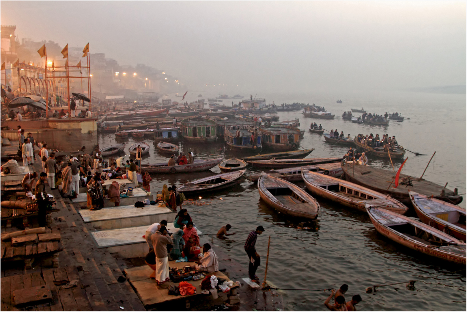 an den Gaths von Varanasi (Benares) morgens vor Sonnenaufgang 2