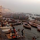 an den Gaths von Varanasi (Benares) morgens vor Sonnenaufgang 2