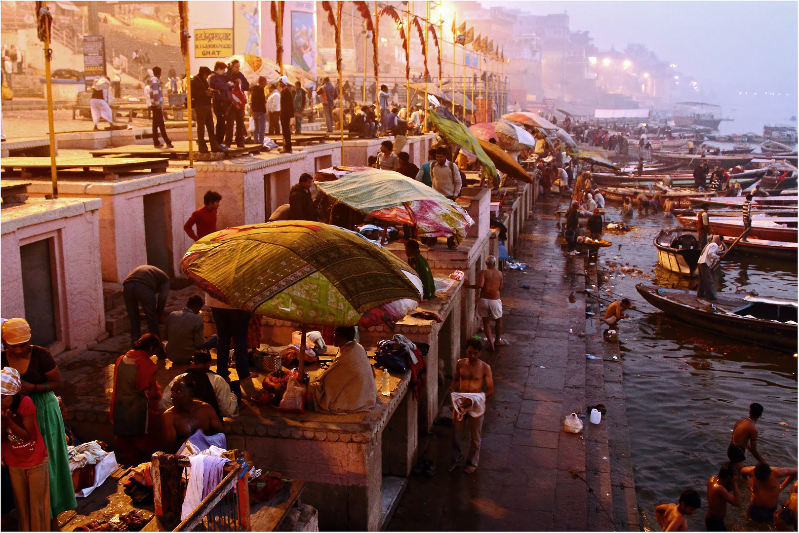 an den Gaths von Varanasi (Benares) morgens vor Sonnenaufgang