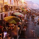 an den Gaths von Varanasi (Benares) morgens vor Sonnenaufgang