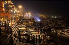 an den Gaths von Varanasi vor der abendlichen Puja