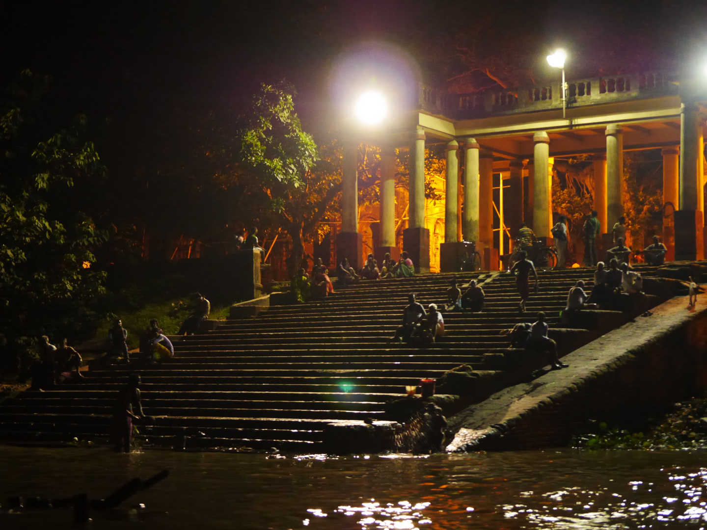 An den Ghats bei Nacht