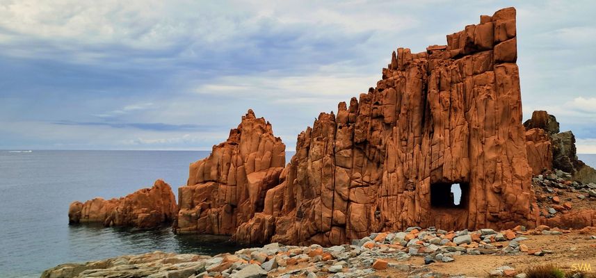 An den roten Felsen von Arbatax auf Sardinien