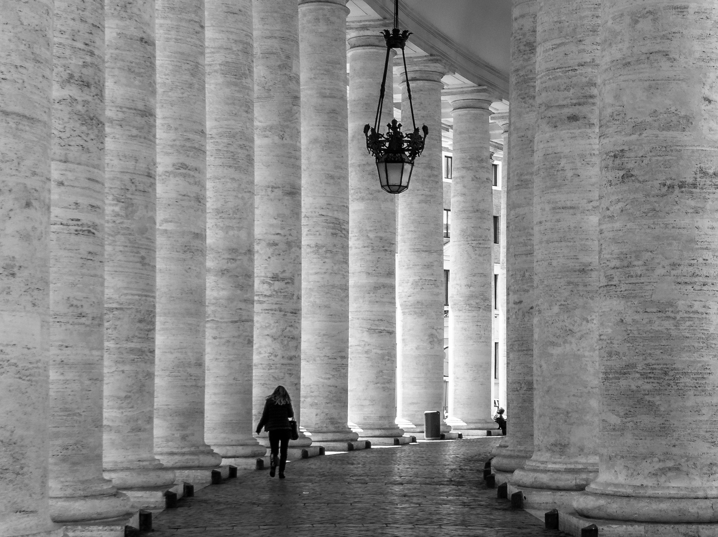 An den Säulen entlang