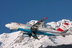 An den verschneiten Bergen von Tirol vorbei