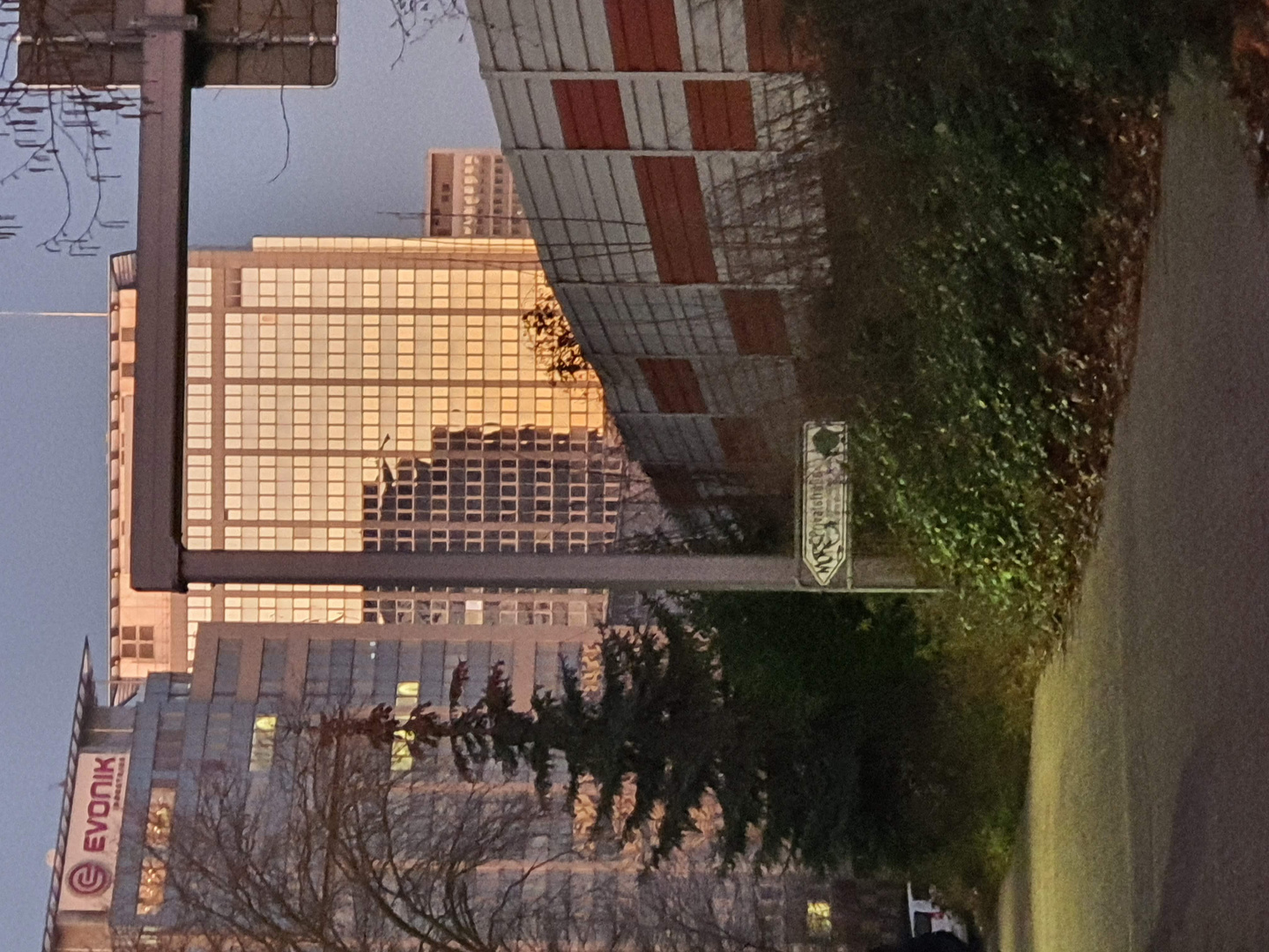 An der A 40 - Skyline von Essen im Sonnenaufgang