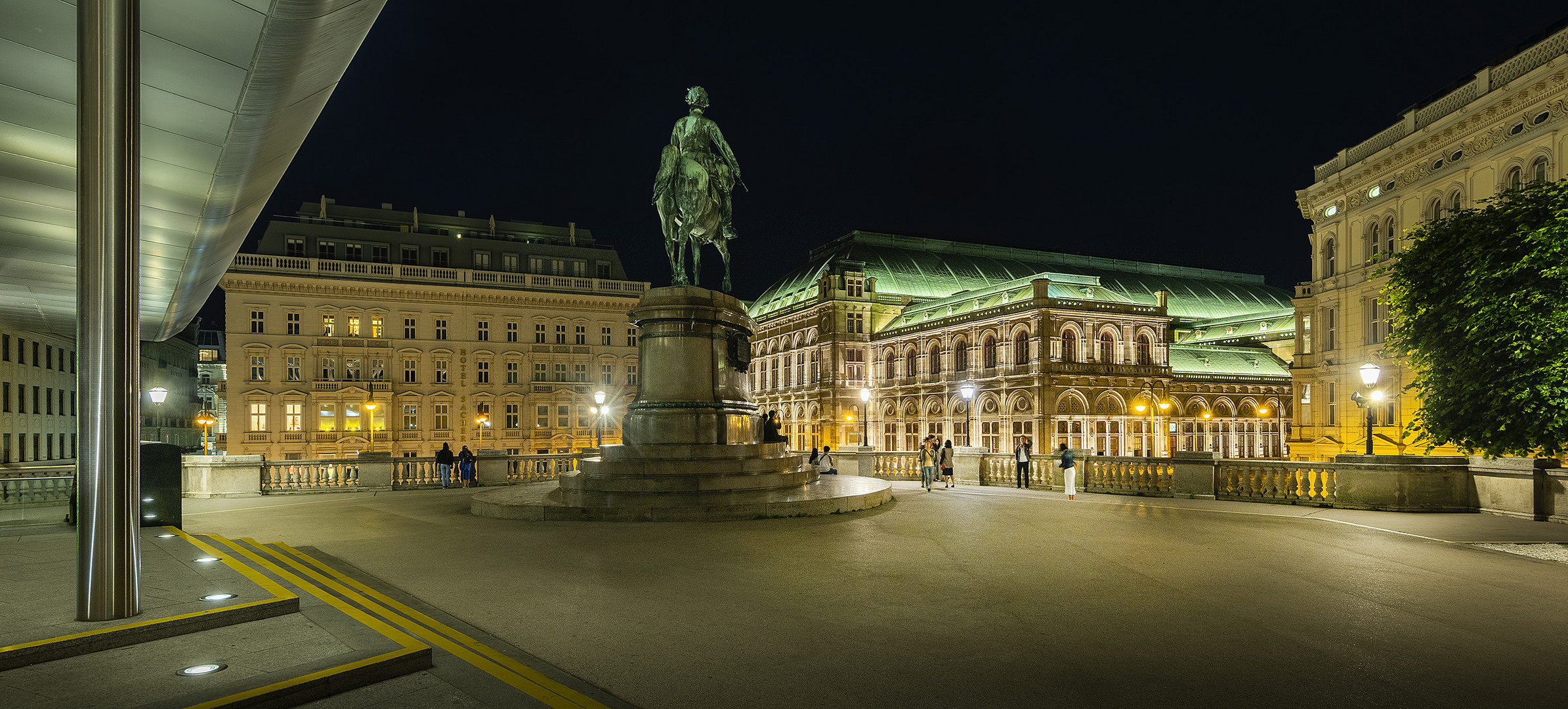 An der Albertina in Wien II