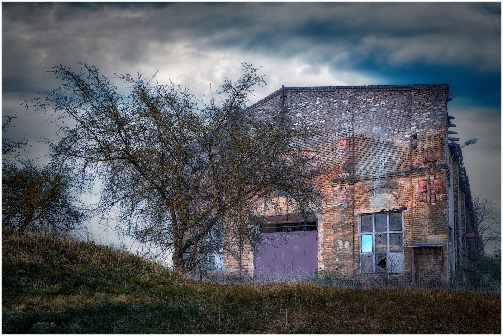 An der alten Fabrikhalle