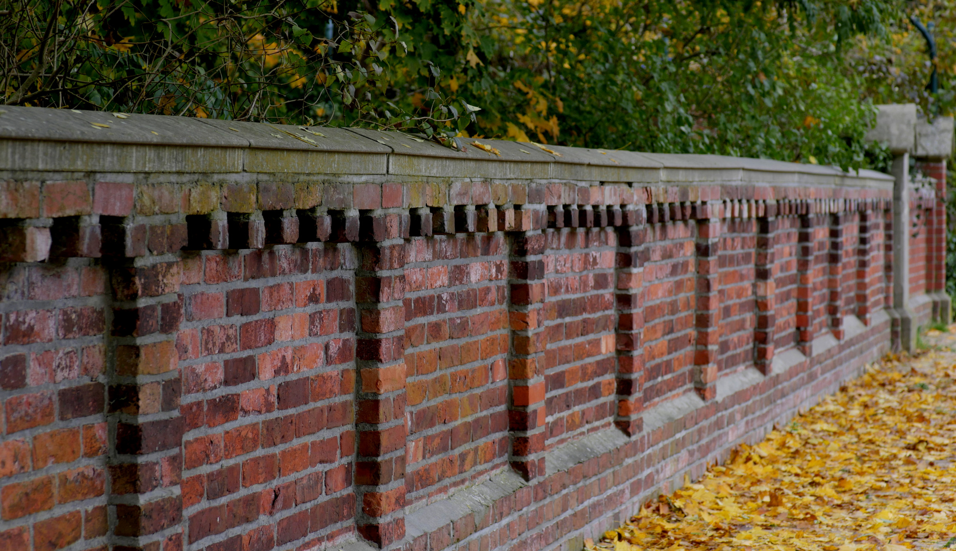 An der alten Friedhofsmauer