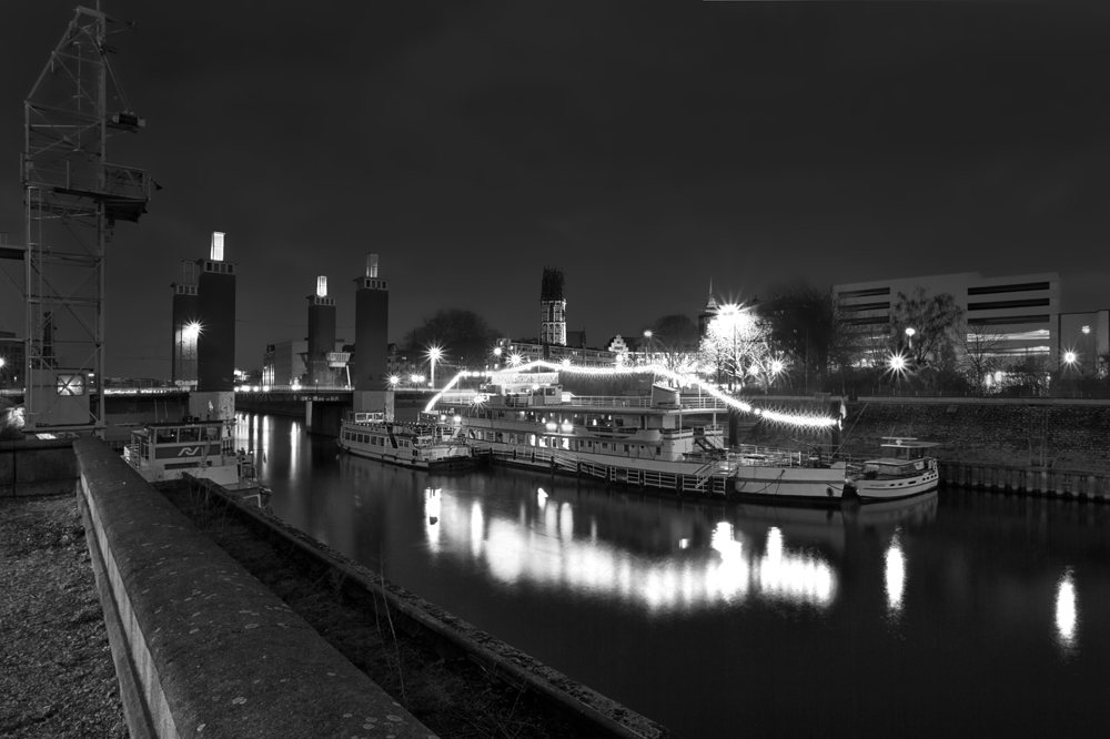 An der Anlegestelle der "Weißen Flotte " im Innenhafen