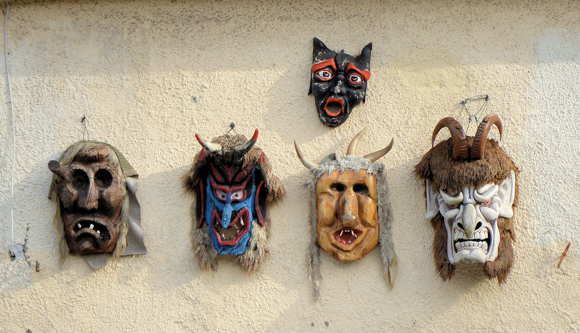 An der Außenfassade vom Diedorfer Masken - Museum entdeckt