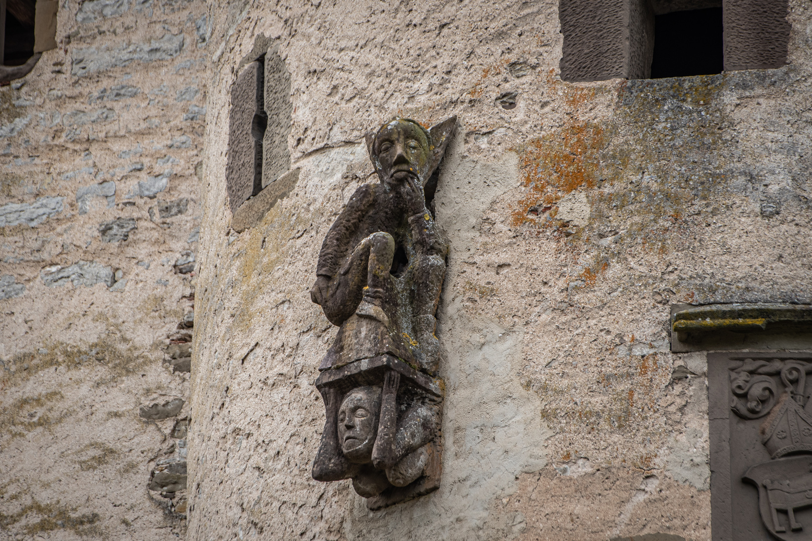 an der Außenmauer, Hohn und Spott