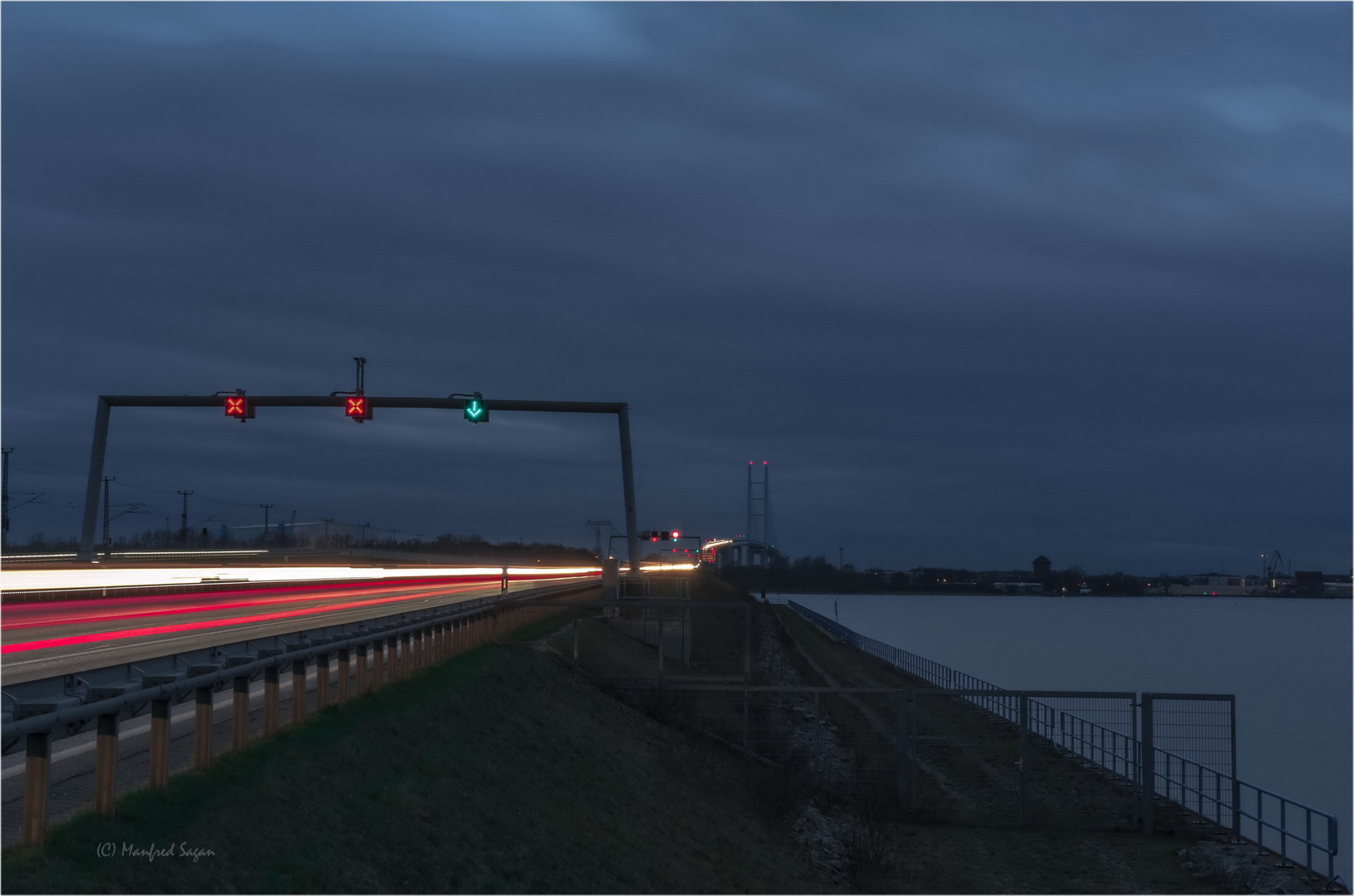 An der Autobahn Nachts um halb Eins, ob du ,n Foto schießt oder schießt keins...