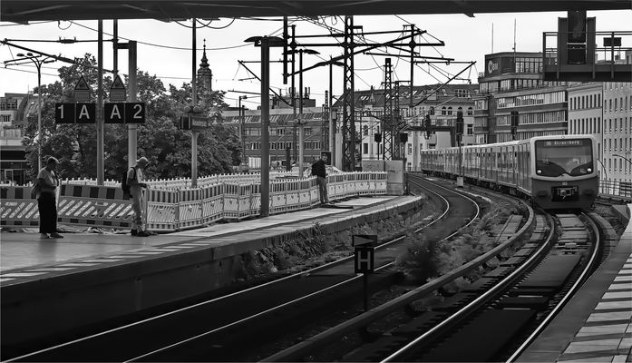 An der Bahnsteigkante am Alexanderplatz